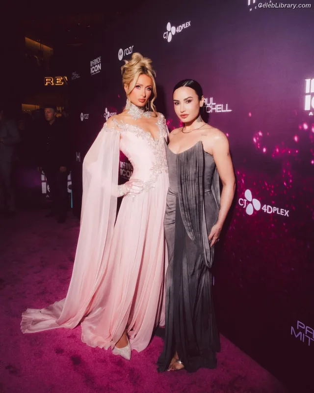 Paris Hilton photo 1 of 1045