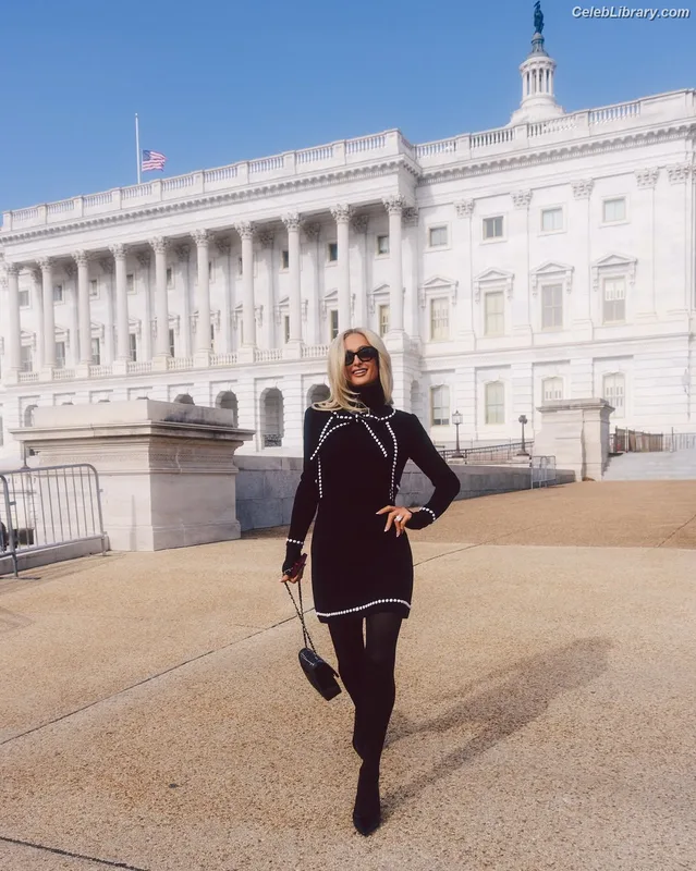 Paris Hilton photo 5 of 1045