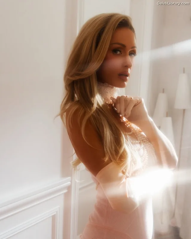 Paris Hilton photo 11 of 1045