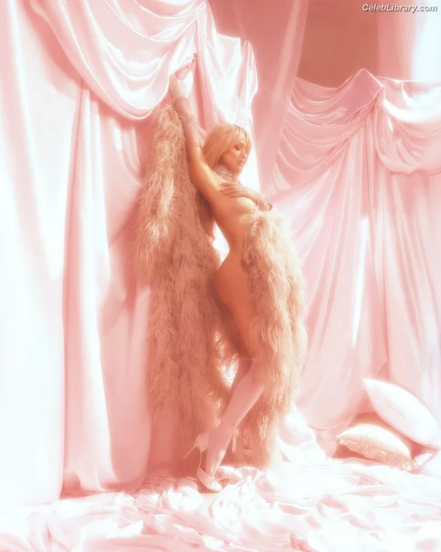 Paris Hilton photo 3 of 1045