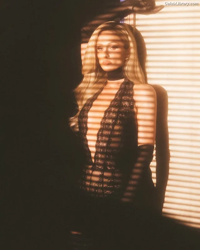 Paris Hilton photo 8 of 1045