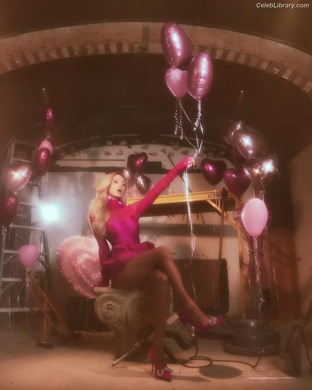 Paris Hilton photo 9 of 1045