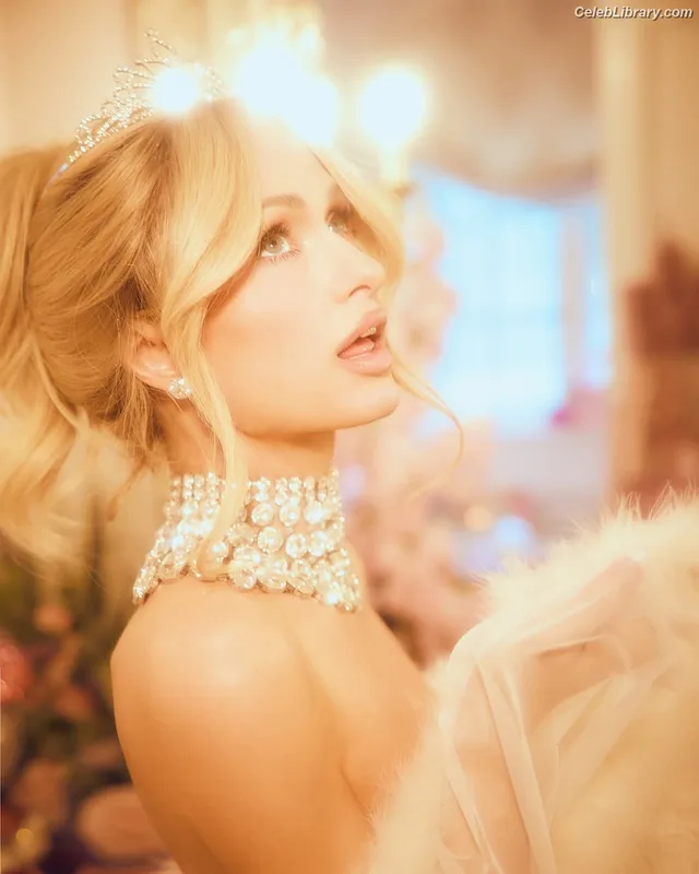 Paris Hilton photo 14 of 1045