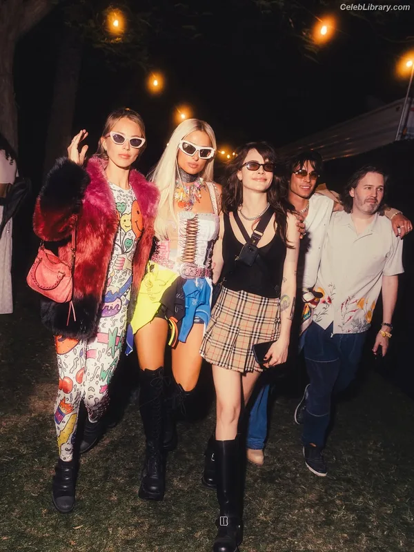Paris Hilton photo 10 of 1045