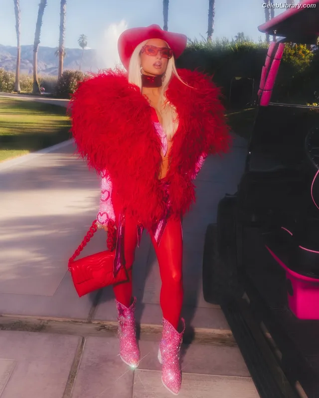 Paris Hilton photo 15 of 1045