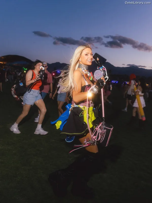 Paris Hilton photo 1 of 1045