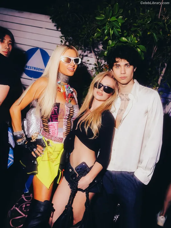 Paris Hilton photo 8 of 1045