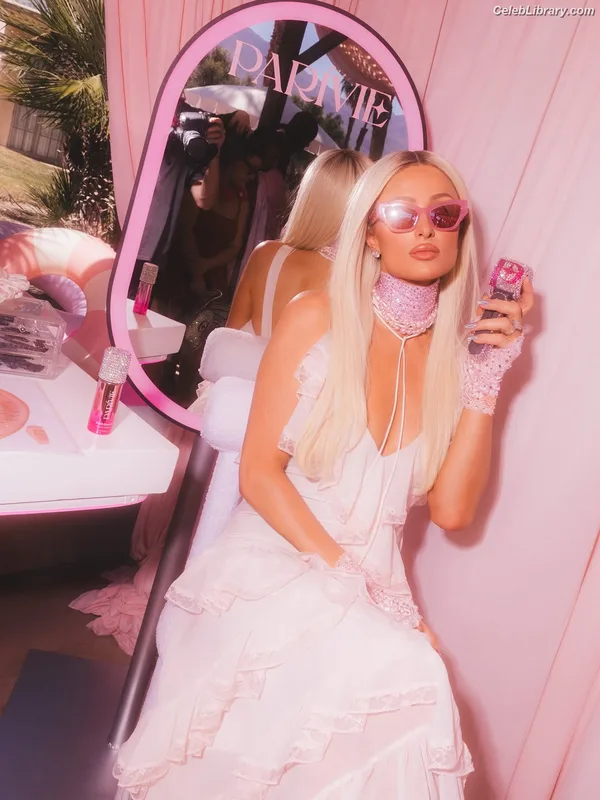 Paris Hilton photo 10 of 1045