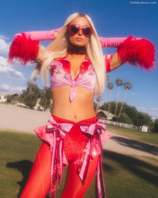 Paris Hilton photo 12 of 1045