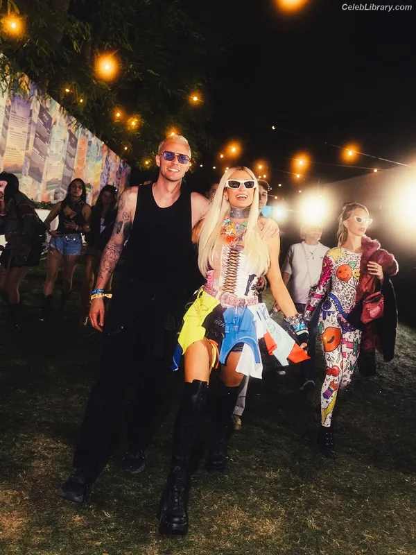 Paris Hilton photo 13 of 1045
