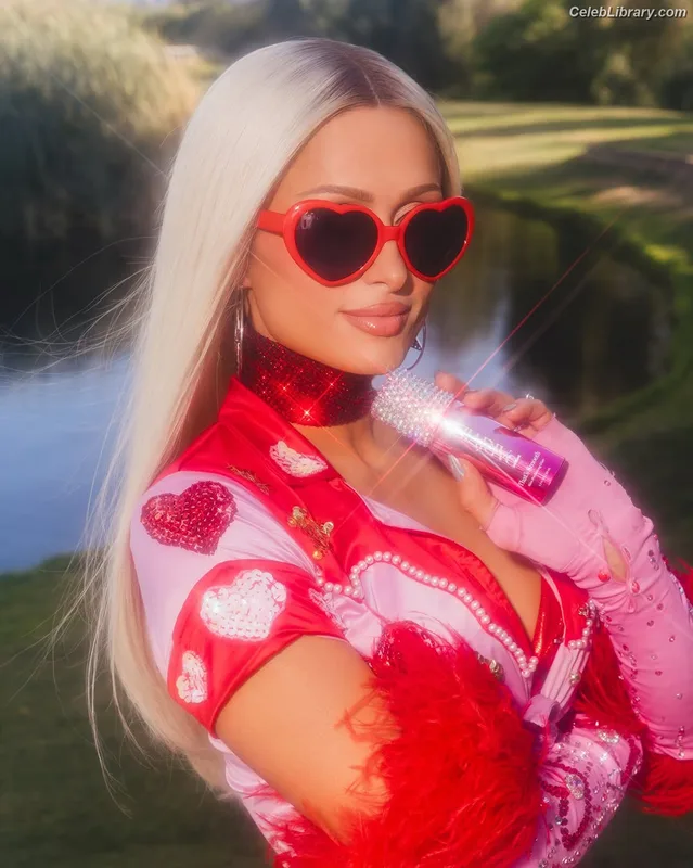 Paris Hilton photo 19 of 1045