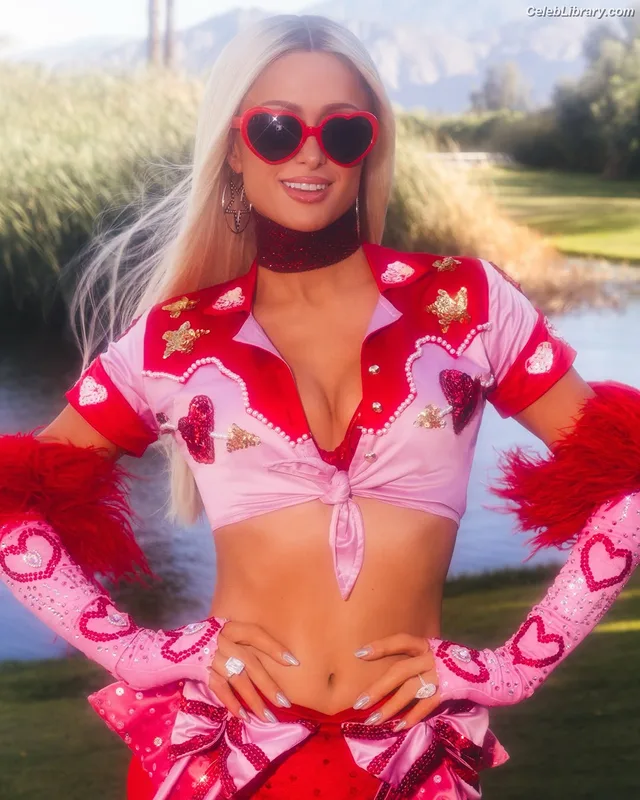 Paris Hilton photo 22 of 1045