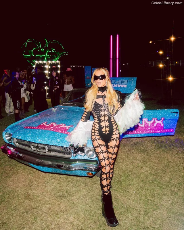 Paris Hilton photo 12 of 1045
