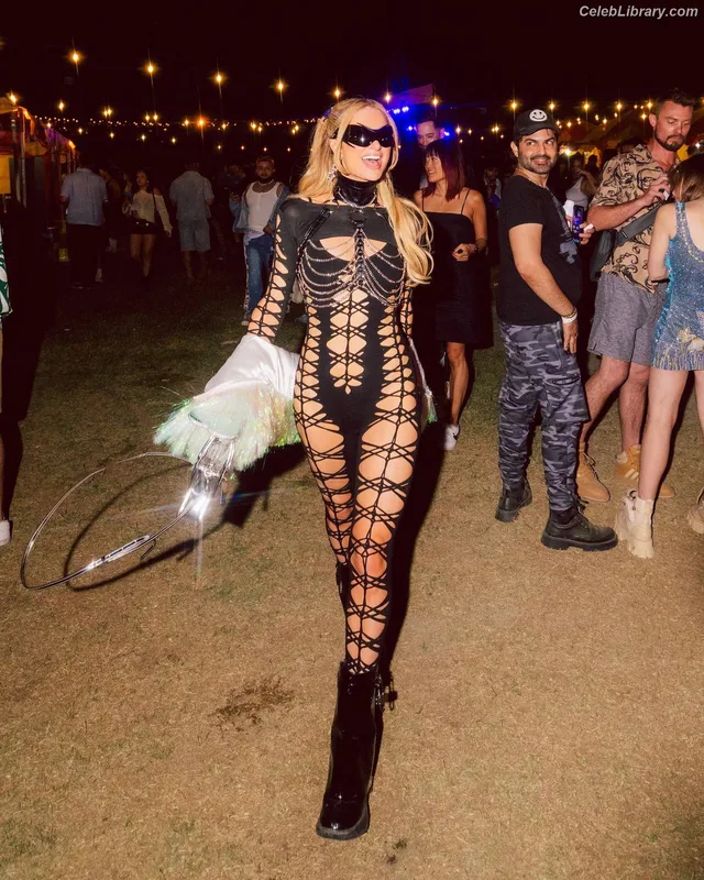 Paris Hilton photo 13 of 1045