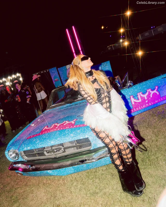 Paris Hilton photo 17 of 1045