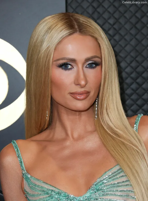 Paris Hilton photo 14 of 1045
