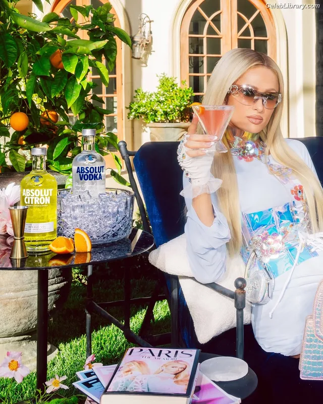 Paris Hilton photo 3 of 1045