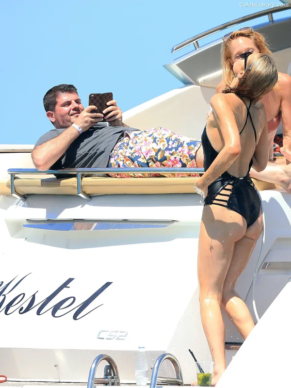 Paris Hilton photo 21 of 1045