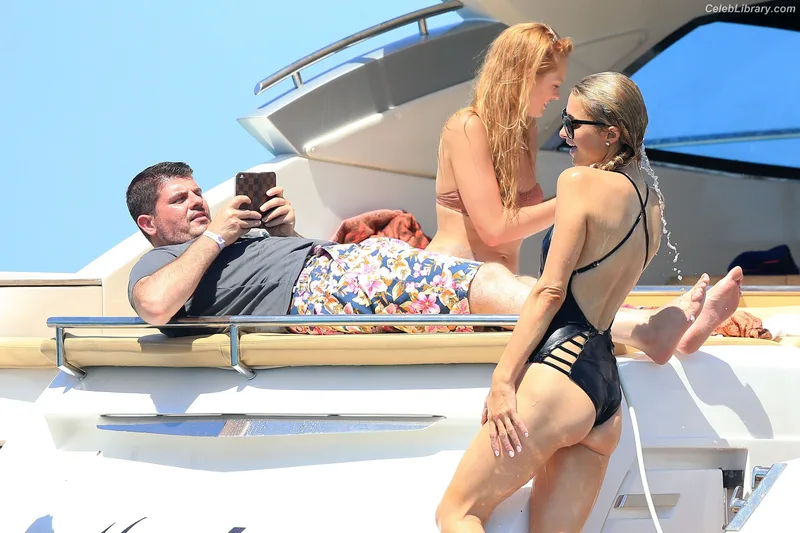 Paris Hilton photo 23 of 1045