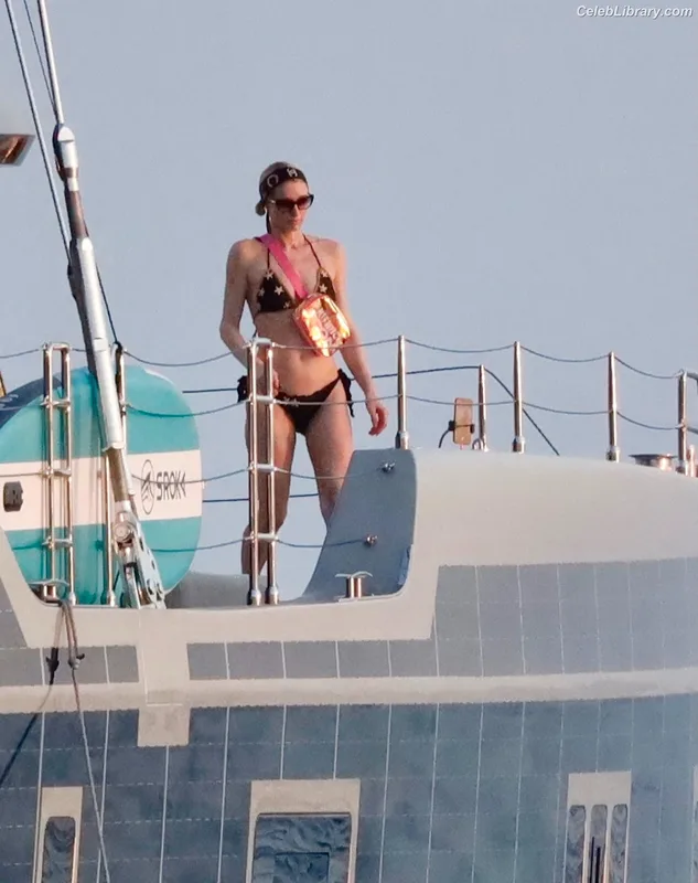 Paris Hilton photo 6 of 1045