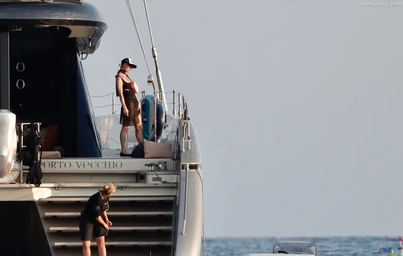 Paris Hilton photo 8 of 1045