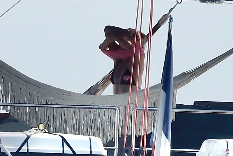 Paris Hilton photo 9 of 1045