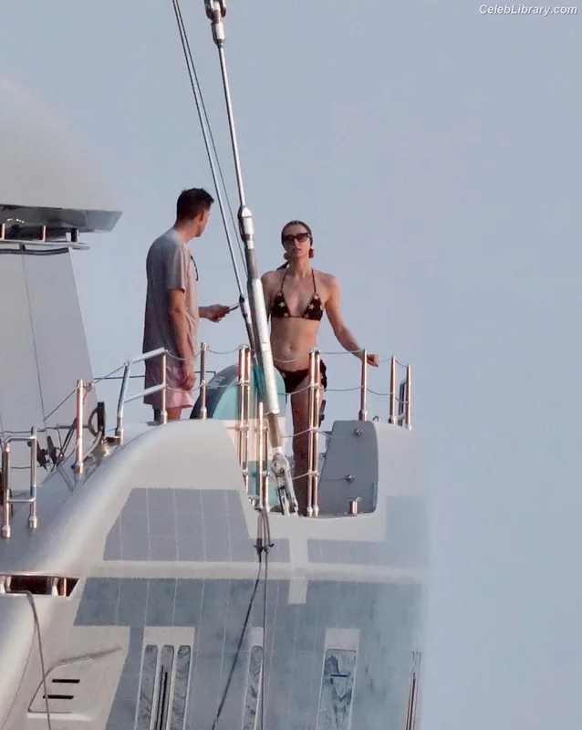 Paris Hilton photo 16 of 1045