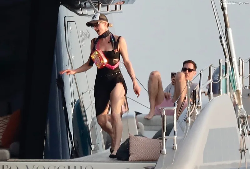 Paris Hilton photo 17 of 1045