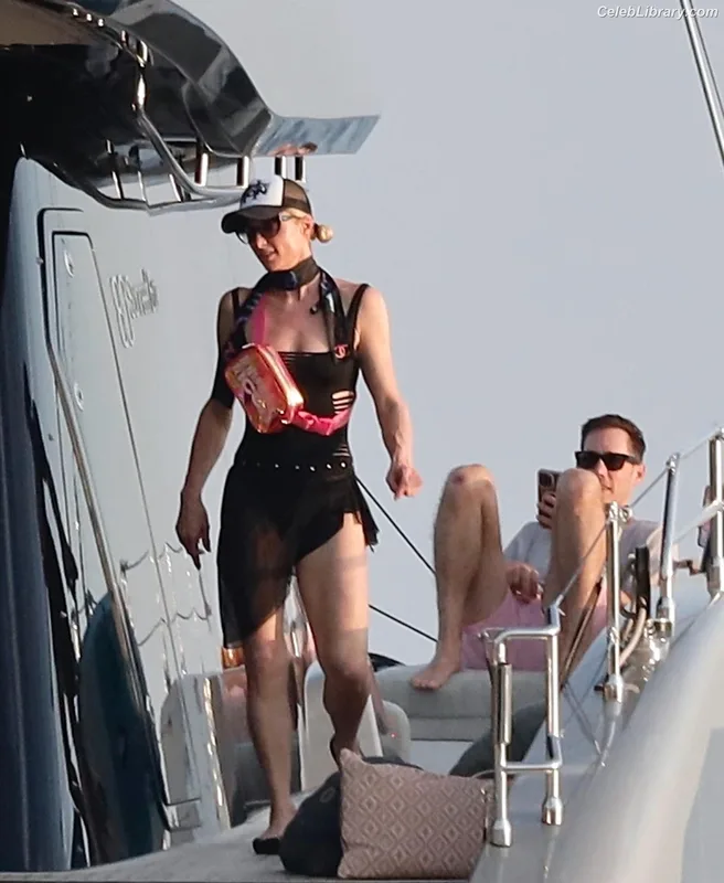 Paris Hilton photo 21 of 1045
