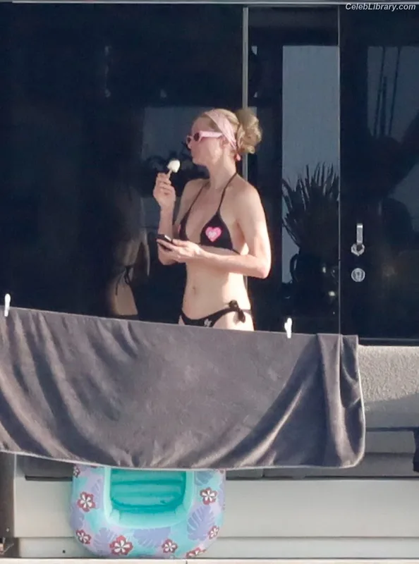 Paris Hilton photo 22 of 1045