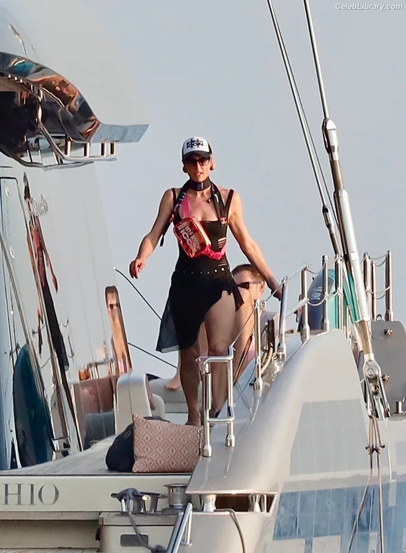 Paris Hilton photo 23 of 1045