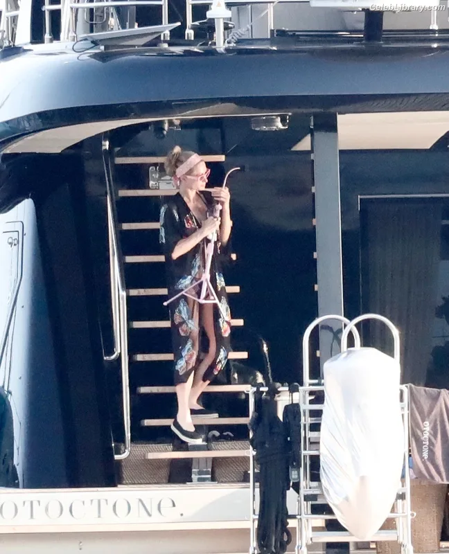 Paris Hilton photo 24 of 1045