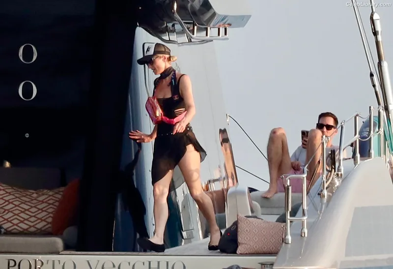 Paris Hilton photo 1 of 1045