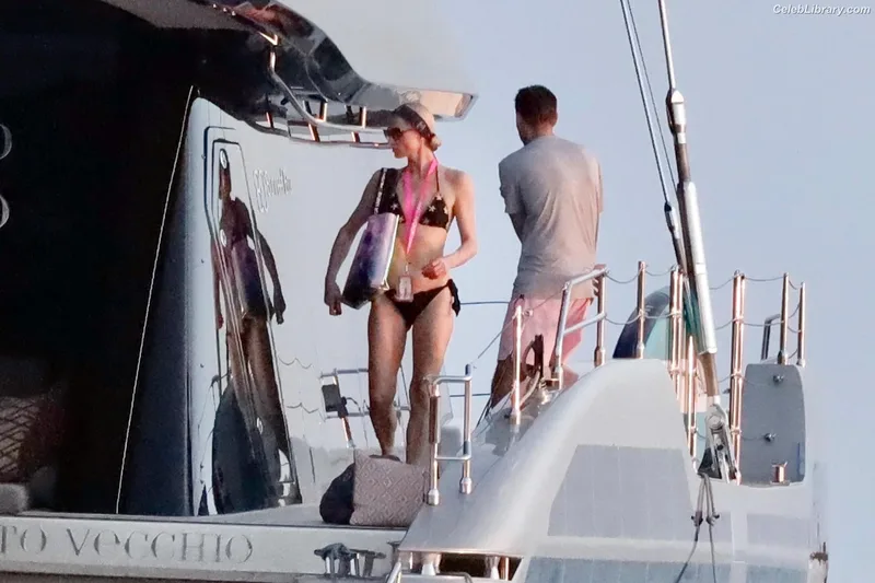 Paris Hilton photo 4 of 1045