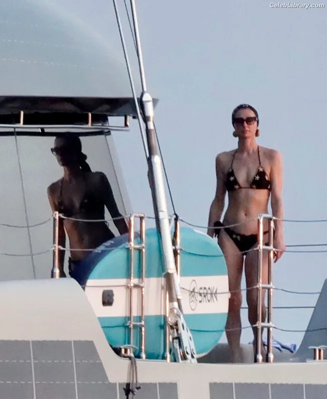 Paris Hilton photo 12 of 1045