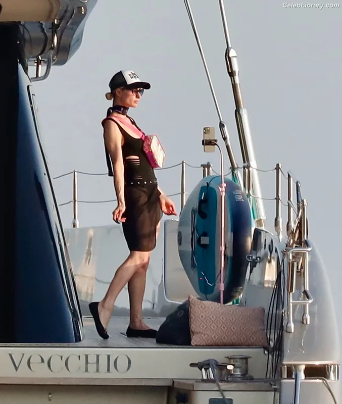 Paris Hilton photo 14 of 1045