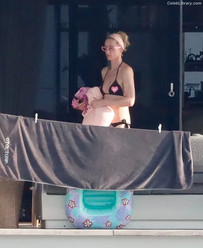 Paris Hilton photo 16 of 1045
