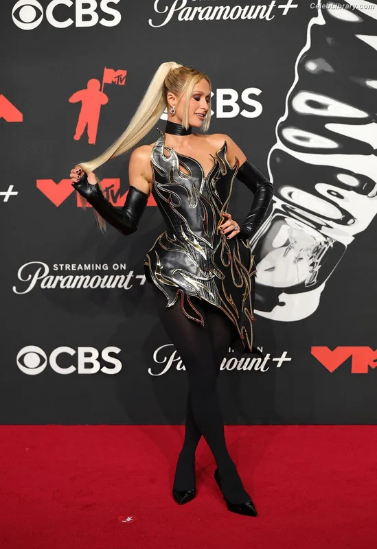Paris Hilton photo 7 of 1045