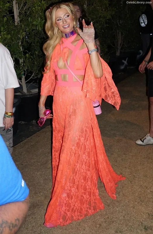 Paris Hilton photo 8 of 1045