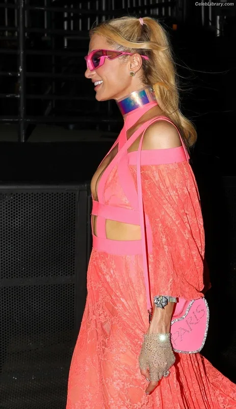 Paris Hilton photo 11 of 1045