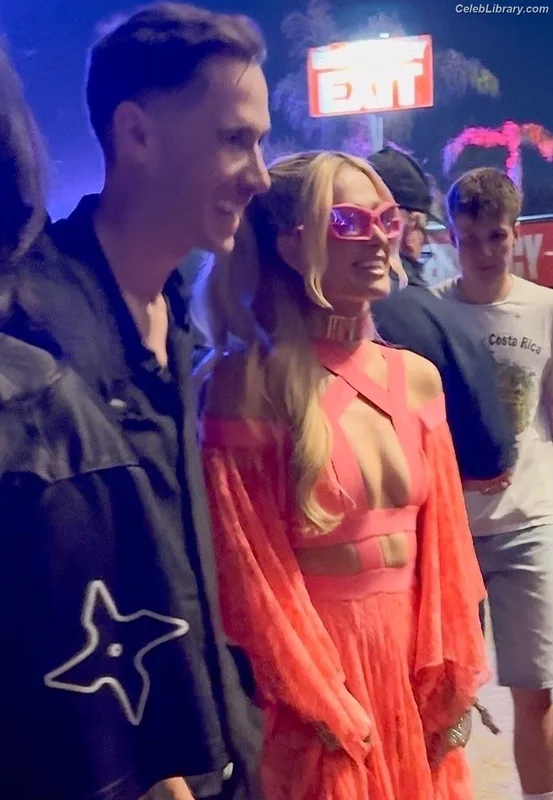 Paris Hilton photo 14 of 1045