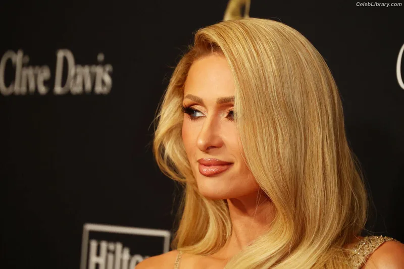 Paris Hilton photo 4 of 1045