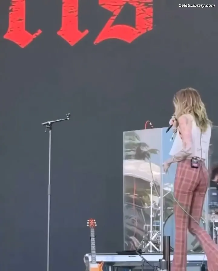Paris Jackson photo 24 of 845