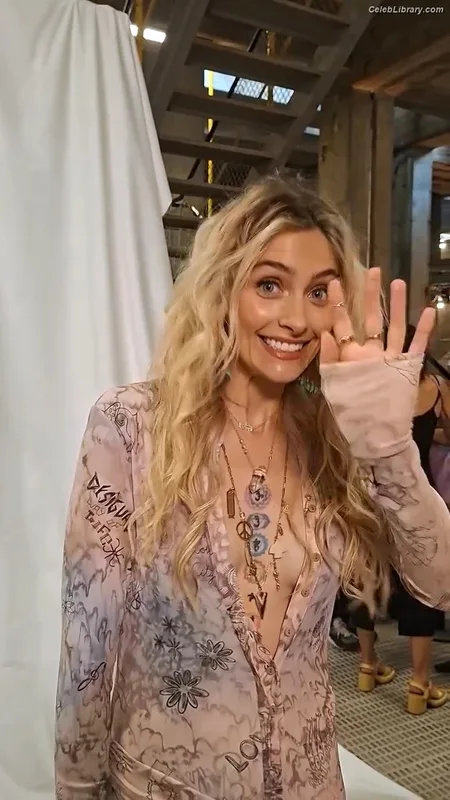 Paris Jackson photo 5 of 845