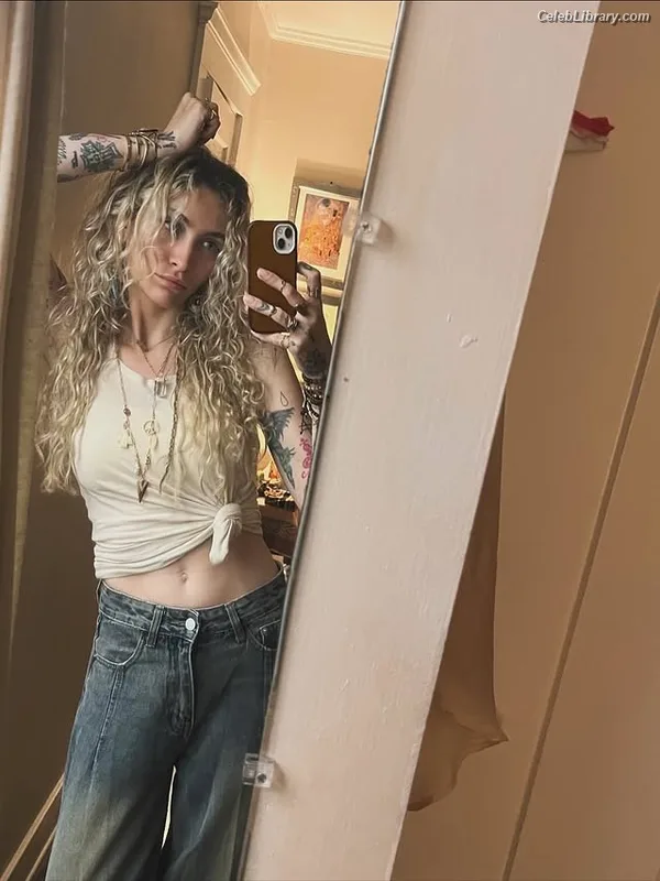 Paris Jackson photo 22 of 845