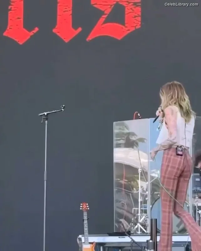 Paris Jackson photo 24 of 845