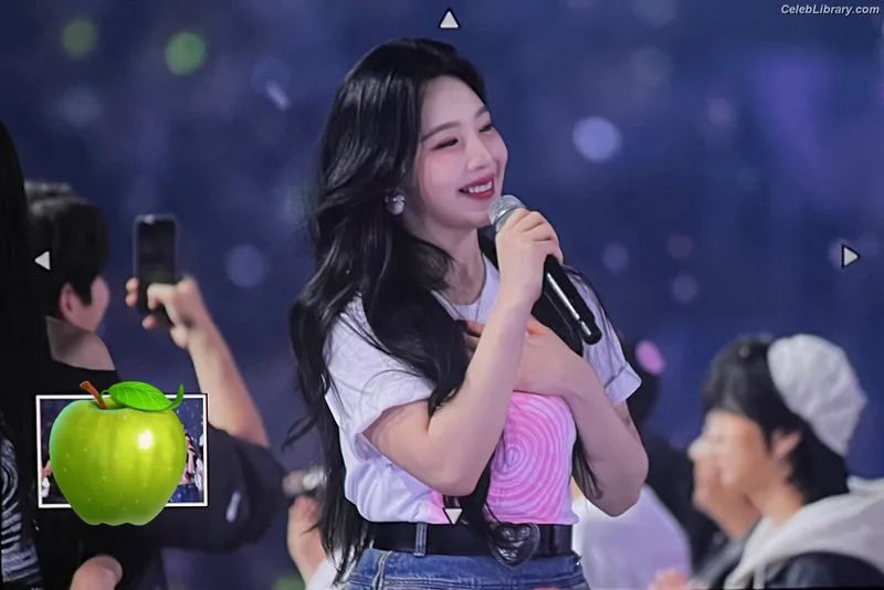Park Soo-young (Joy - Red Velvet) photo 22 of 347