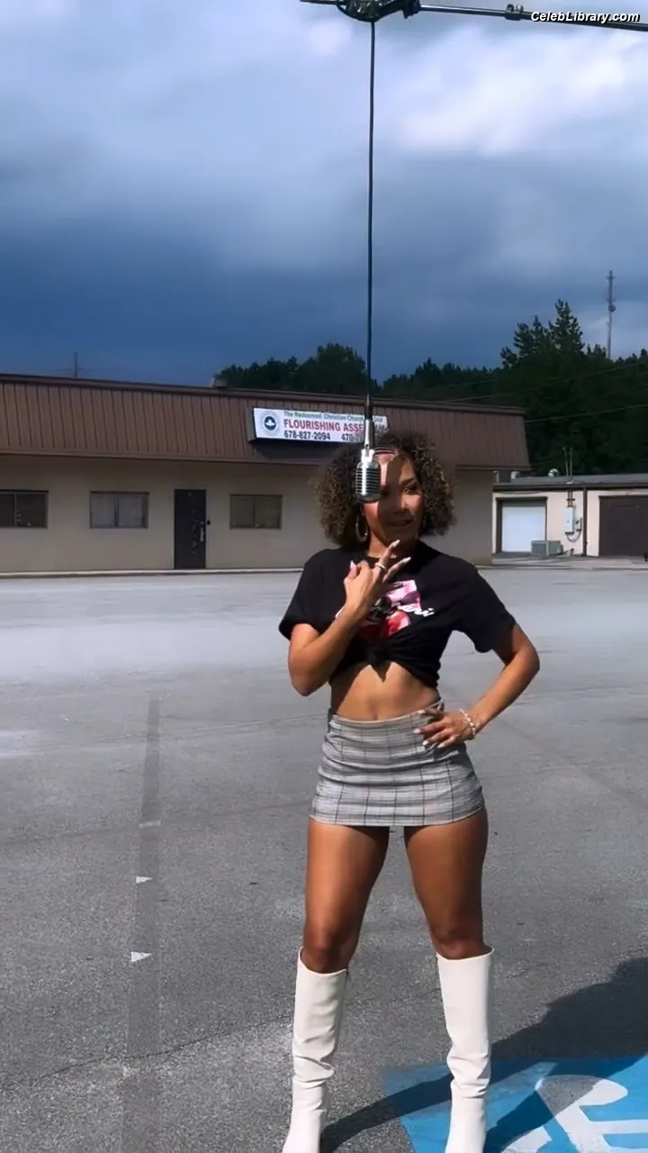 Parker McKenna Posey photo 15 of 797