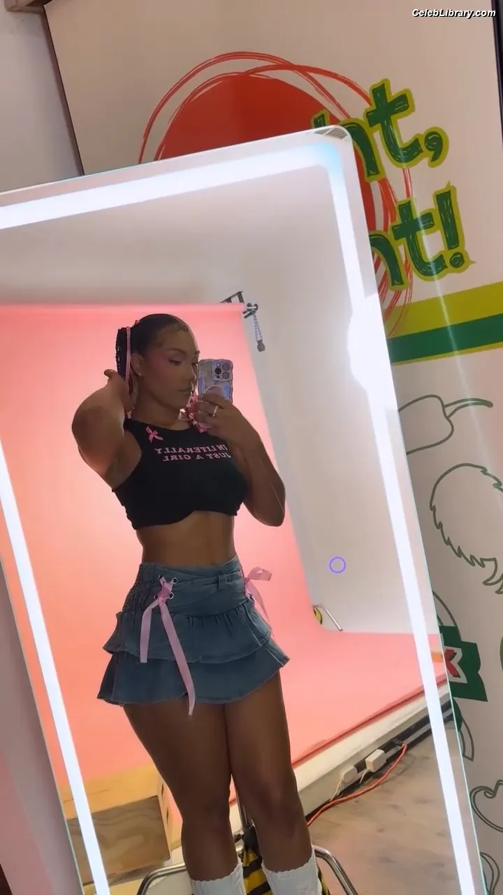 Parker McKenna Posey photo 11 of 797