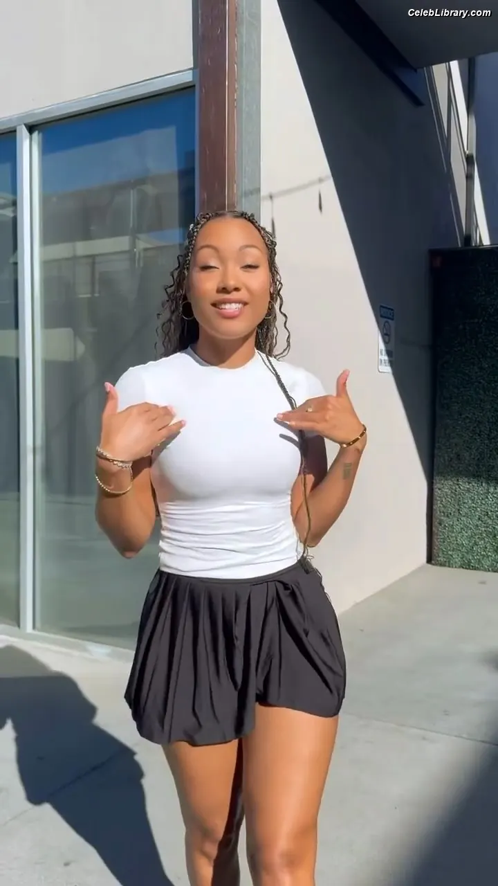 Parker McKenna Posey photo 6 of 797